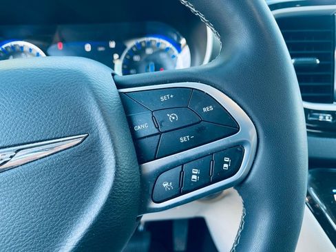 Used 2023 Chrysler Pacifica Touring-L FWD image 17
