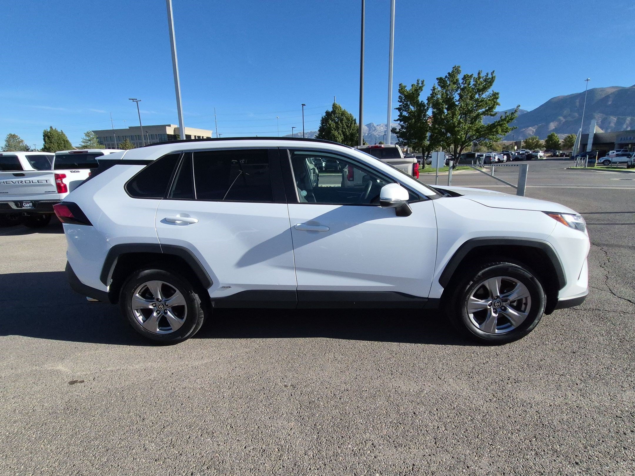 Used 2025 Toyota RAV4 XLE AWD/4WD image 2