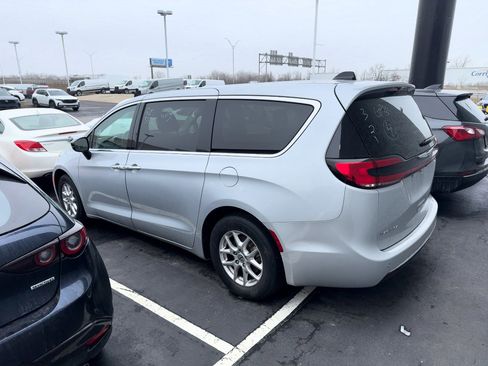 Used 2024 Chrysler Pacifica Touring-L image 2