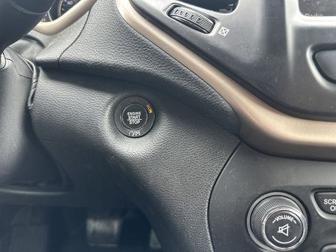 Used 2018 Jeep Cherokee Limited w/ High Altitude Package image 24