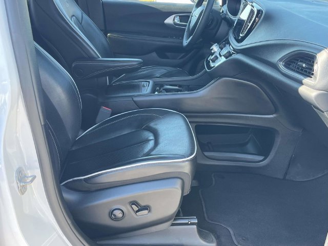 Used 2025 Chrysler Pacifica Limited FWD image 29