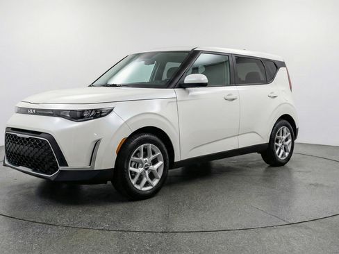 Used 2025 Kia Soul LX w/ LX Technology Package image 3