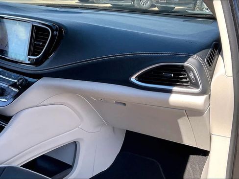 Used 2023 Chrysler Pacifica Limited image 19