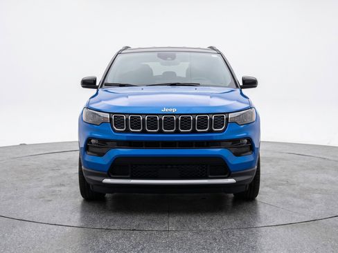 Used 2025 Jeep Compass Limited AWD/4WD image 2