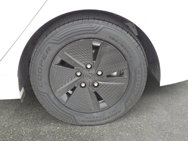 Used 2020 Hyundai Ioniq SE FWD image 32