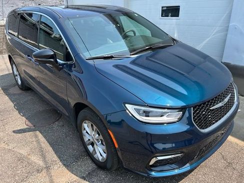 Used 2025 Chrysler Pacifica Select AWD/4WD image 7