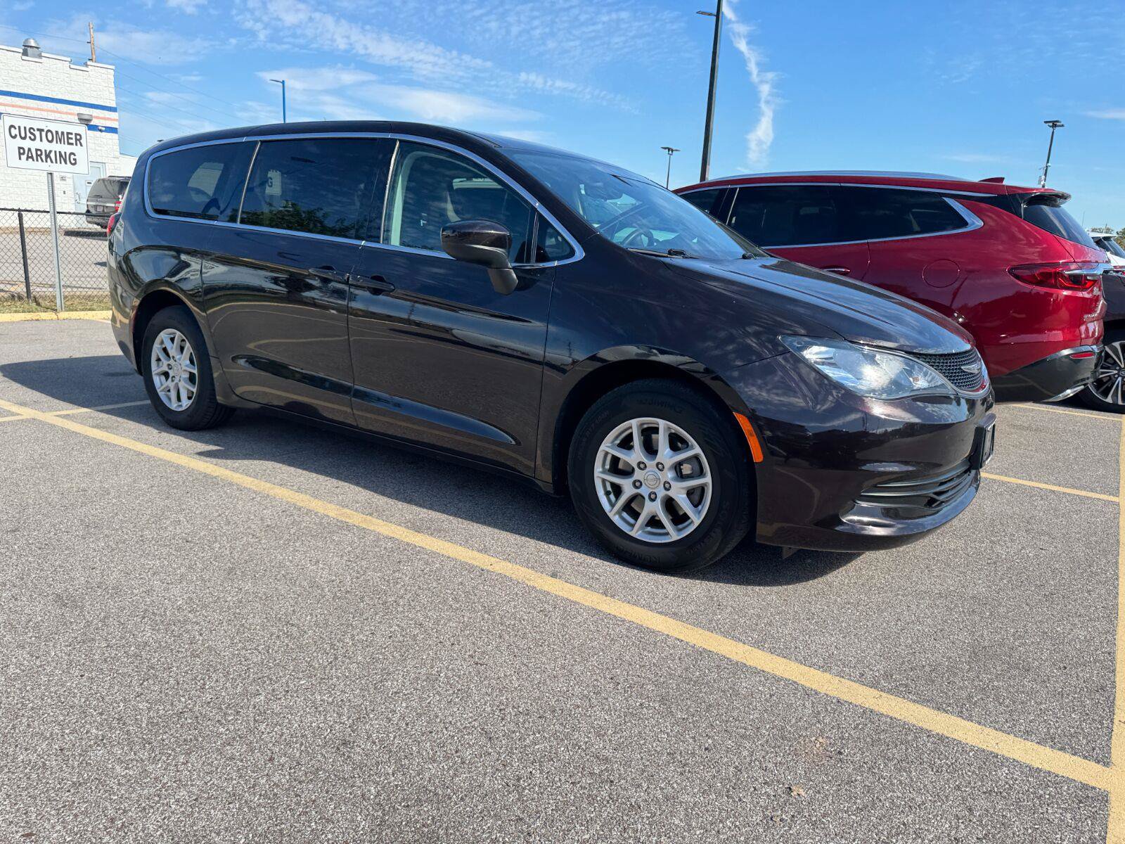 Used 2017 Chrysler Pacifica Touring FWD image 4