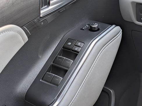 Used 2024 Toyota Highlander Limited AWD/4WD image 26