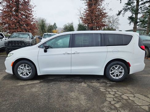 New 2026 Chrysler Pacifica Select FWD image 4