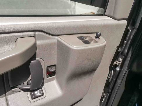 Used 2018 Chevrolet Express 2500 w/ Driver Convenience Package RWD image 17