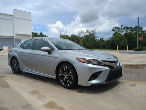 Used 2019 Toyota Camry SE FWD image 3