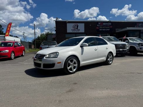 Used 2010 Volkswagen Jetta SE FWD image 1