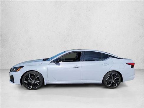 Used 2023 Nissan Altima 2.5 SR w/ SR Premium Package FWD image 8
