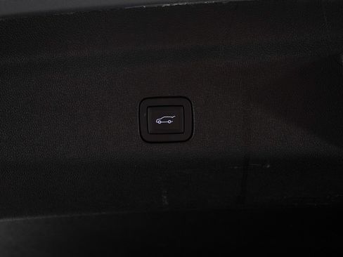 Used 2025 Chevrolet Tahoe Premier AWD/4WD image 19