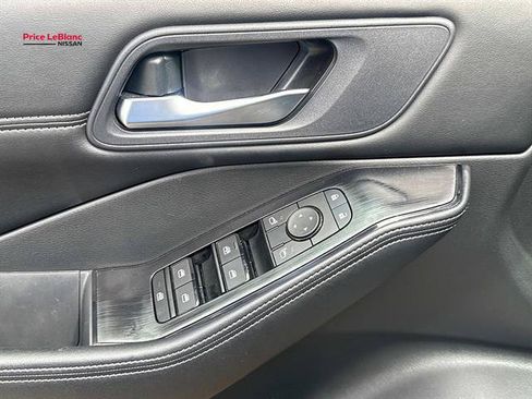 Used 2025 Nissan Rogue SV w/ SV Premium Package FWD image 20