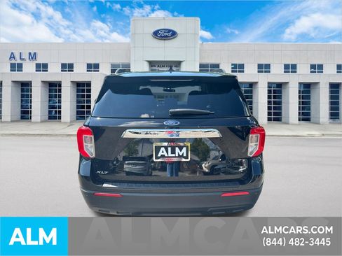 Used 2024 Ford Explorer XLT RWD image 6