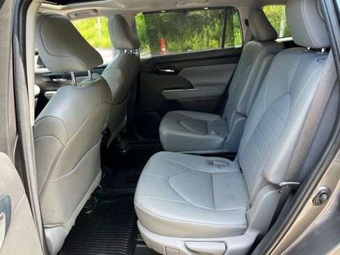 Used 2023 Toyota Highlander XLE AWD/4WD image 21