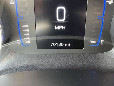 Used 2022 Chrysler Voyager LX FWD image 3