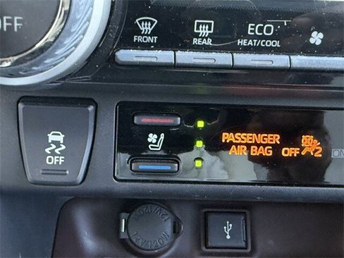 Used 2020 Toyota RAV4 Limited image 21