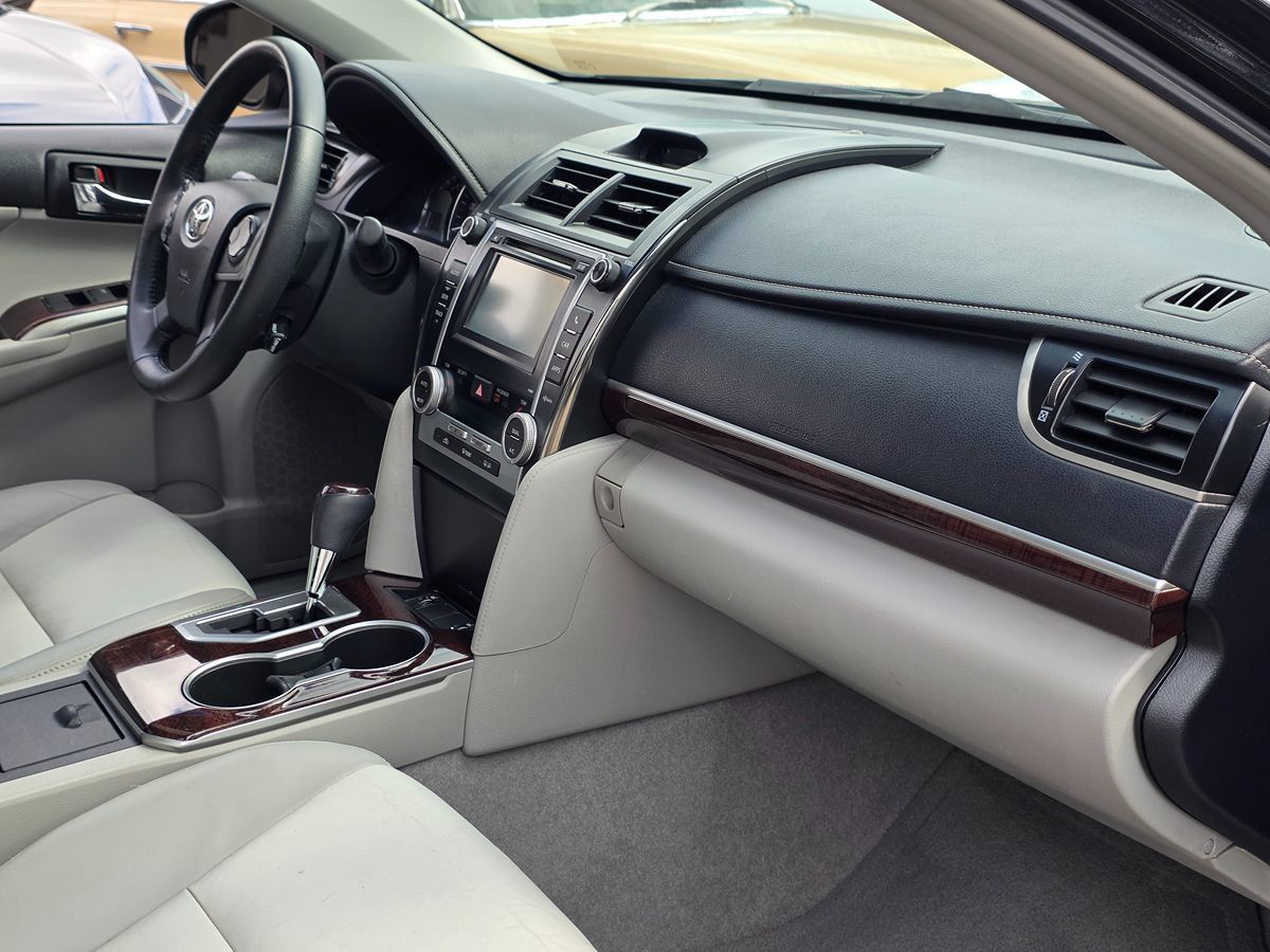 Used 2012 Toyota Camry XLE w/ Leather Pkg FWD image 16