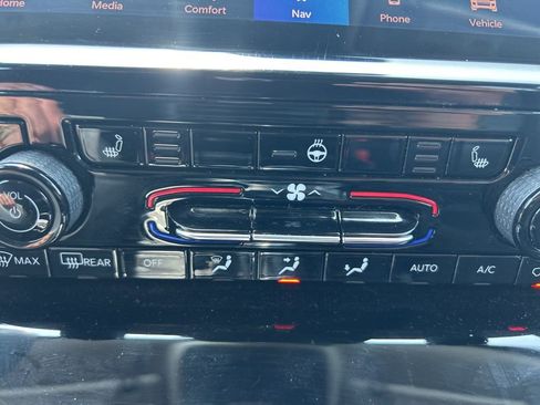 Used 2023 Jeep Grand Cherokee Limited image 17