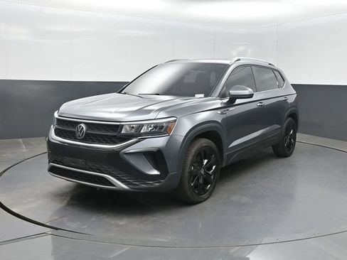 Used 2022 Volkswagen Taos SE w/ Panoramic Sunroof Package AWD/4WD image 2