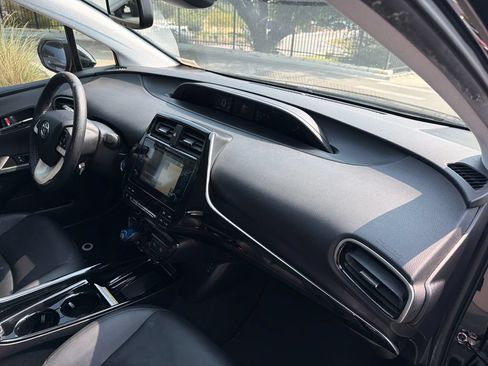Used 2017 Toyota Prius Four FWD image 39