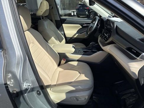 Used 2023 Toyota Highlander XLE image 9