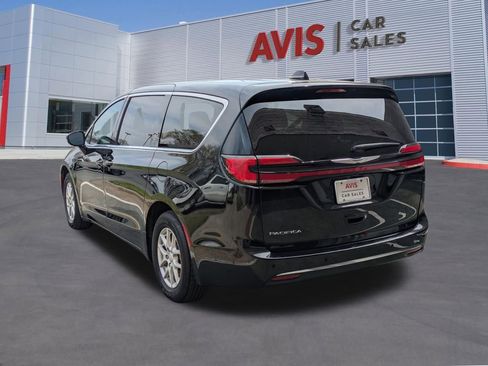 Used 2025 Chrysler Pacifica Select image 9