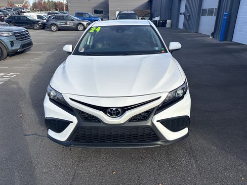 Used 2024 Toyota Camry SE image 9