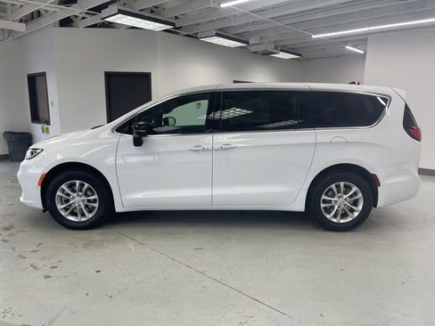 New 2026 Chrysler Pacifica Select AWD/4WD image 4