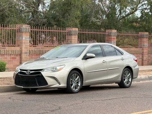 Used 2017 Toyota Camry SE FWD image 1