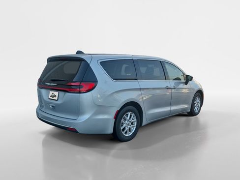 Used 2024 Chrysler Pacifica Touring-L image 4