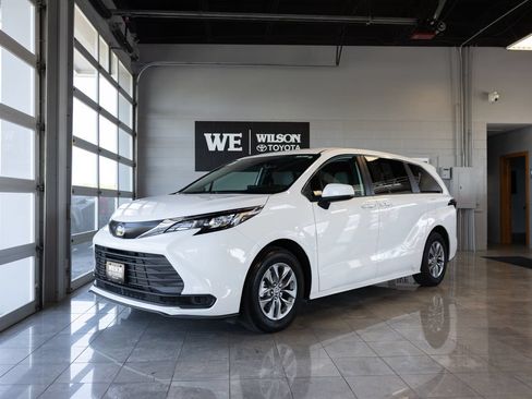 Used 2026 Toyota Sienna LE FWD image 2