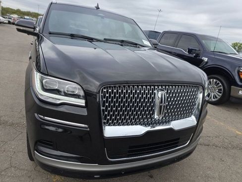 Used 2024 Lincoln Navigator Reserve image 2