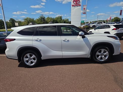 Used 2023 Toyota Highlander LE AWD/4WD image 2
