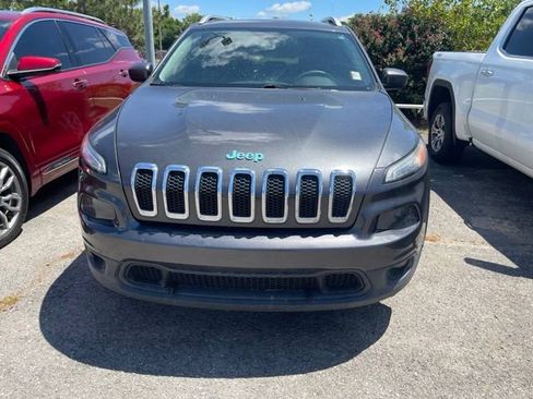 Used 2016 Jeep Cherokee Latitude FWD image 2