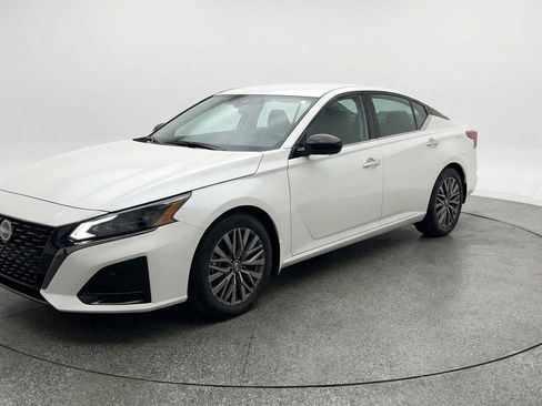 Used 2025 Nissan Altima 2.5 SV image 3