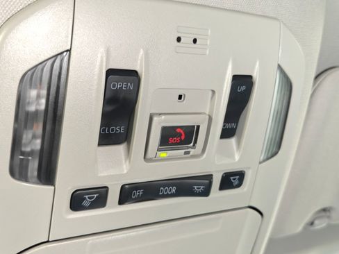 Used 2023 Toyota Highlander XLE AWD/4WD image 10