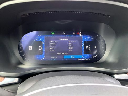 Used 2025 Volvo V60 B5 Cross Country Plus image 23