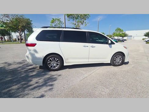 Used 2020 Toyota Sienna XLE FWD image 3