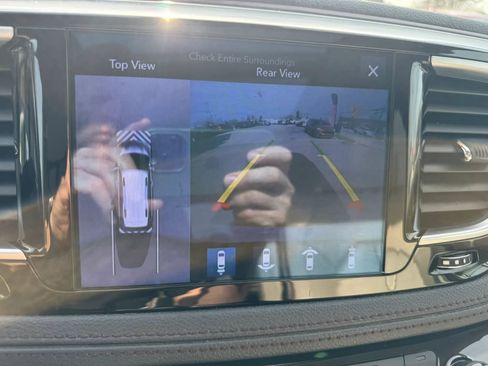 Used 2017 Chrysler Pacifica Limited image 65