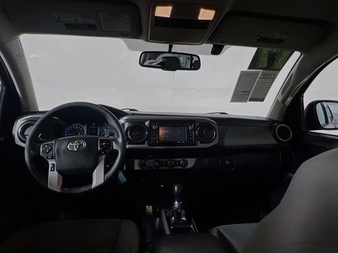 Used 2017 Toyota Tacoma SR5 AWD/4WD image 29
