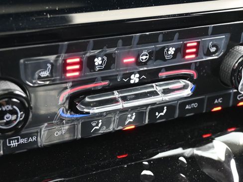 Used 2024 Jeep Grand Cherokee Overland w/ Luxury Tech Group IV image 18