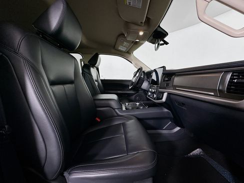 Used 2024 Ford Expedition XLT image 33