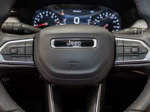 Used 2025 Jeep Compass Latitude AWD/4WD image 12
