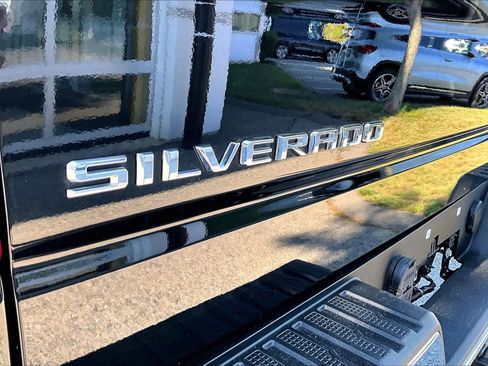 Used 2022 Chevrolet Silverado 1500 LT w/ Z71 Off-Road Package AWD/4WD image 10