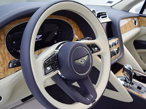 Used 2024 Bentley Bentayga AWD/4WD image 20