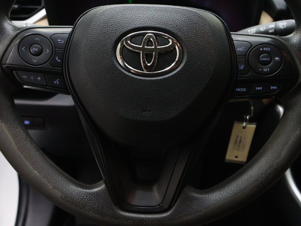 Used 2020 Toyota RAV4 LE FWD image 18