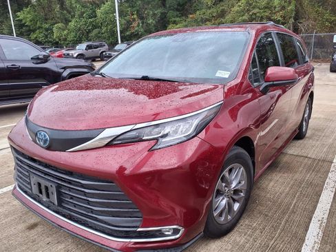 Certified 2023 Toyota Sienna XLE FWD image 4